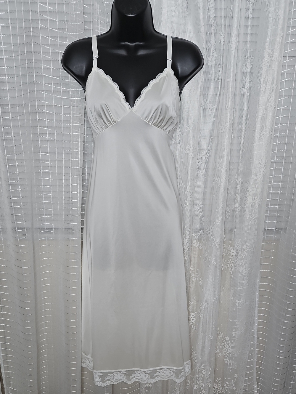 White vintage nylon full slip dress with a V-neckline & lace trim Sz36/L